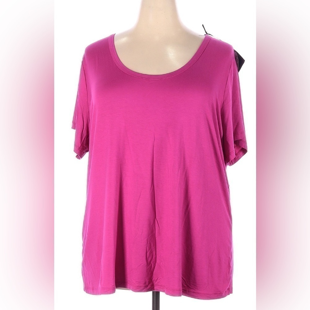 AVA & Viv - Short sleeve scoop neck tee.